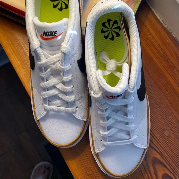 NEW fabulous Nike white and black with a copper stripe Big Swoosh Classic Size 8 - Picture 3 of 11